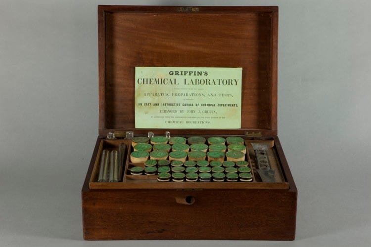 Laboratorio Químico de Griffin, Glasgow, ca.1850. Uno de los diferentes modelos de sets de química comercializados en aquella época