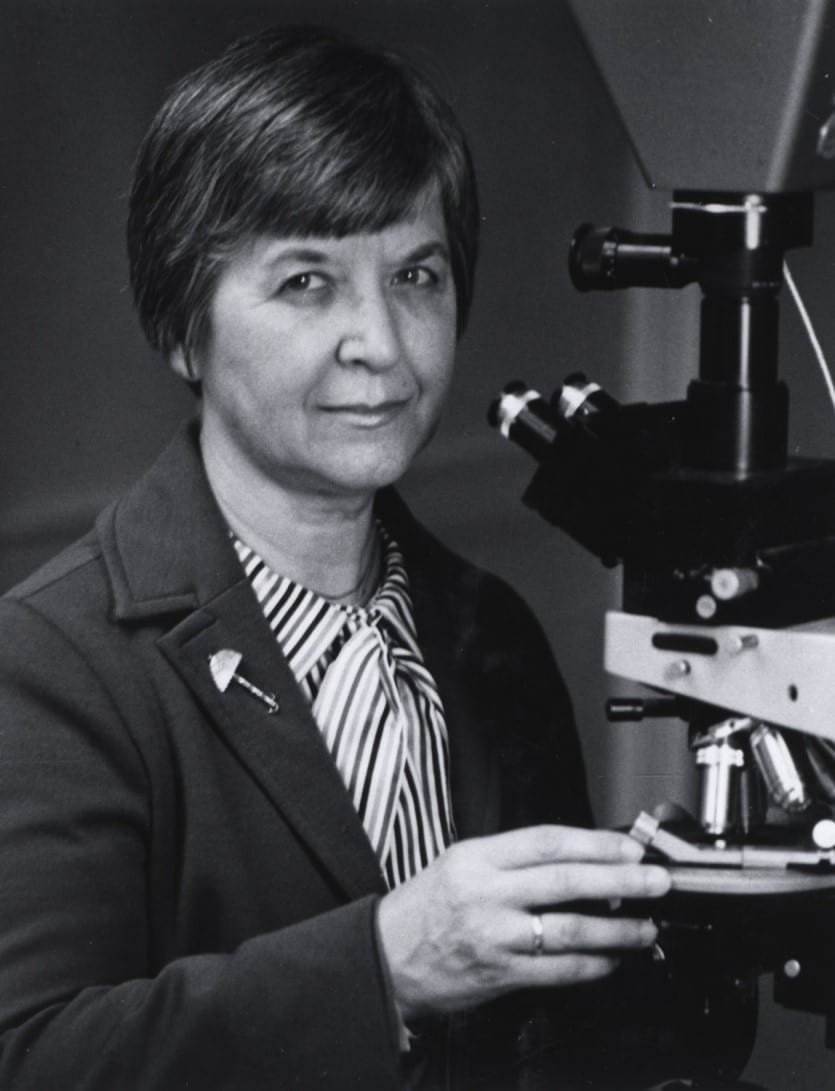 Stephanie Kwolek en un microscopio polarizador