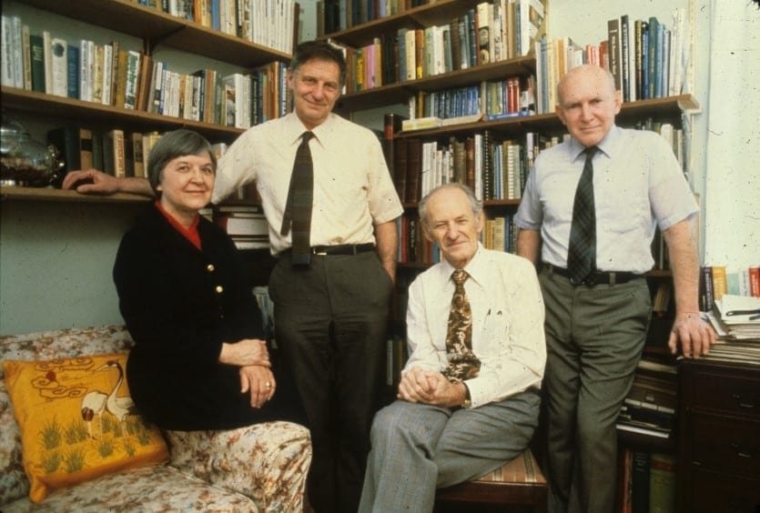 Stephanie Kwolek y otros miembros del grupo de DuPont que desarrolló el Kevlar. De izquierda a derecha: Kwolek, Herbert Blades, Paul W. Morgan y Joseph L. Rivers Jr.