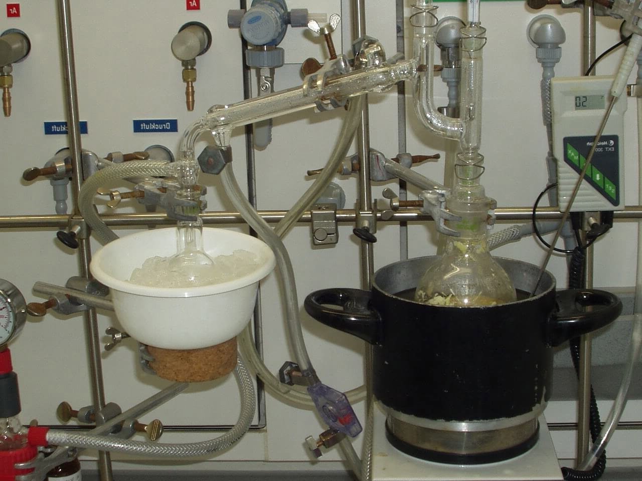 Obtención de aceites esenciales por hidrodestilación