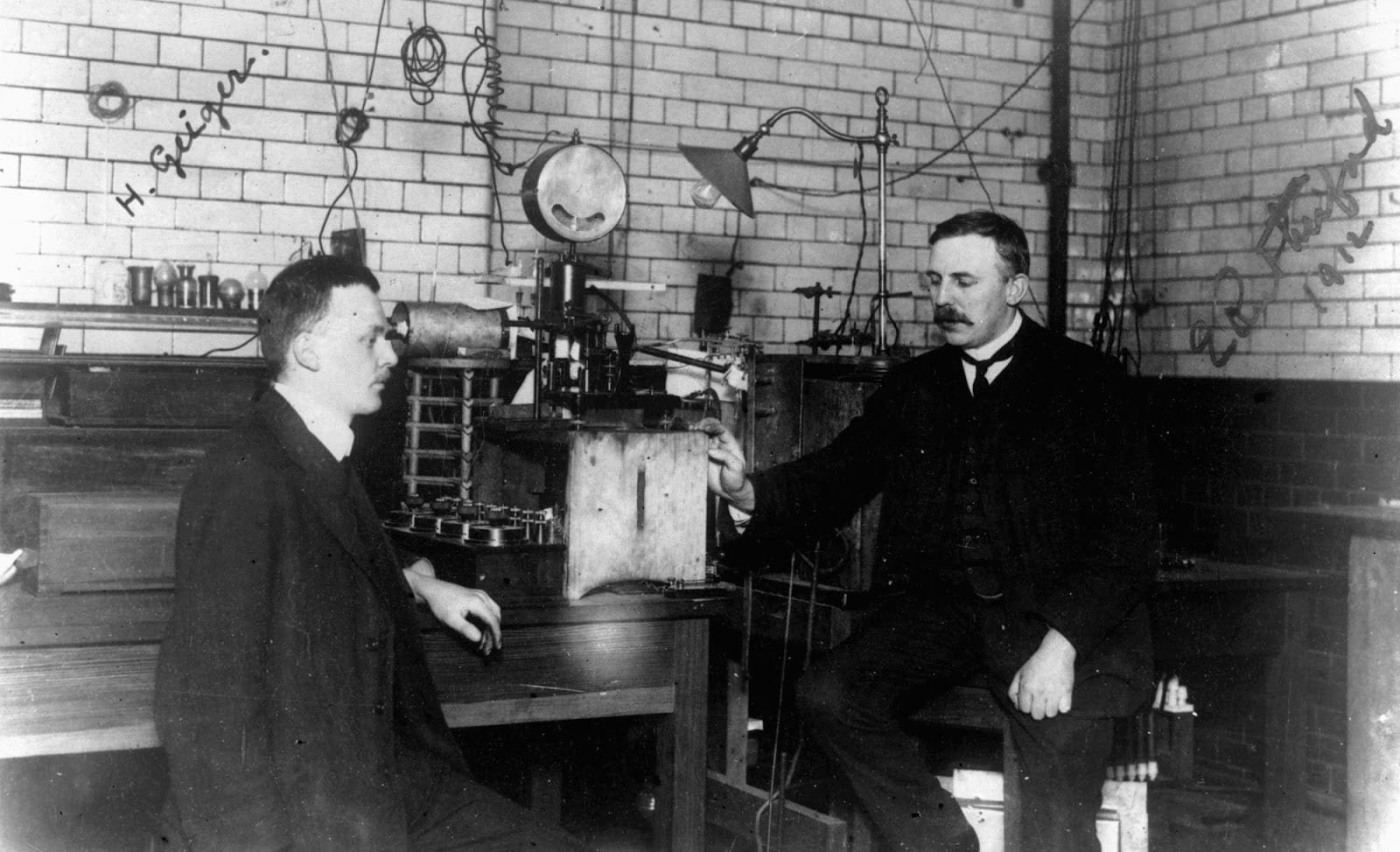 Frederick Soddy y Ernest Rutherford en su laboratorio