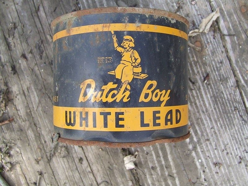 Lata de “Dutch Boy”, pintura elaborada a base de blanco de plomo y aceite de linaza. De Thester11 - Trabajo propio, CC BY 3.0, https://commons.wikimedia.org/w/index.php?curid=11516189