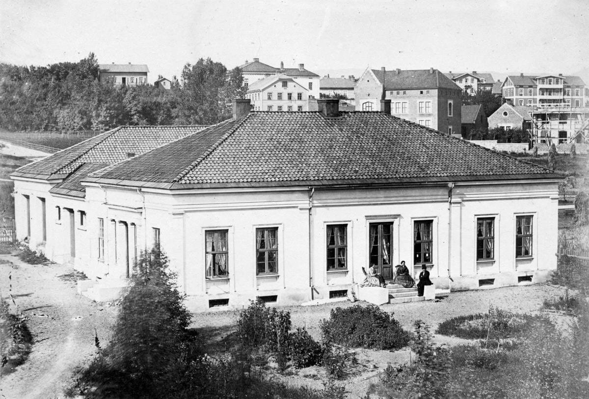 Residencia de profesores en el Jardín de la Universidad de 1864, se puede  observar a Peter Waage con un sombrero de copa