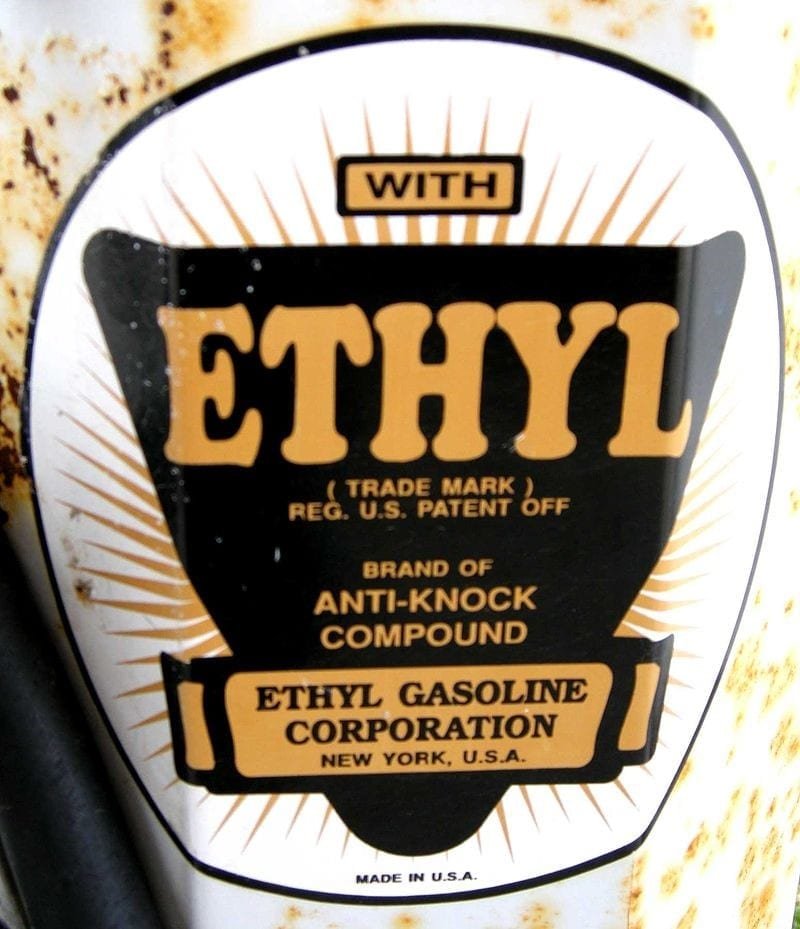 Un cartel en una bomba de gasolina antigua anunciando un compuesto antigolpes de etilo (tetraetilo de plomo), un aditivo para la gasolina.
