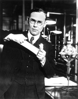 Wallace H. Carothers, aquí con neopreno, el primer caucho sintético de éxito comercial.