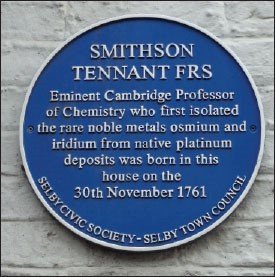 La placa azul que conmemora el nacimiento de Smithson Tennant, descubridor del iridio y el osmio, situada en Finkle Street, Selby, Reino Unido