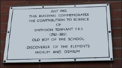 La placa conmemorativa de Smithson Tennant en el bloque de ciencias de los actuales edificios del Beverley Grammar School