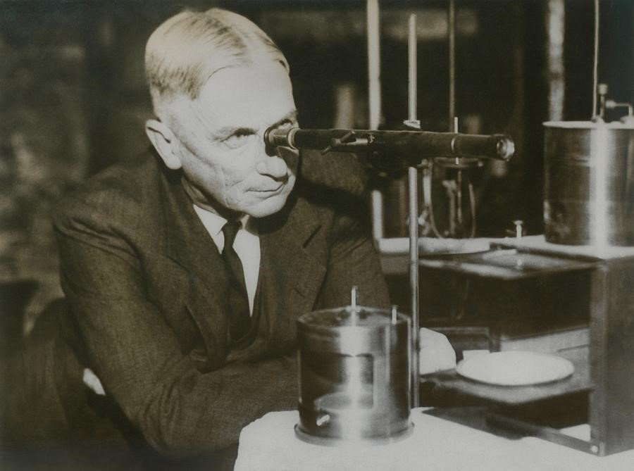 William D. Harkins en su laboratorio