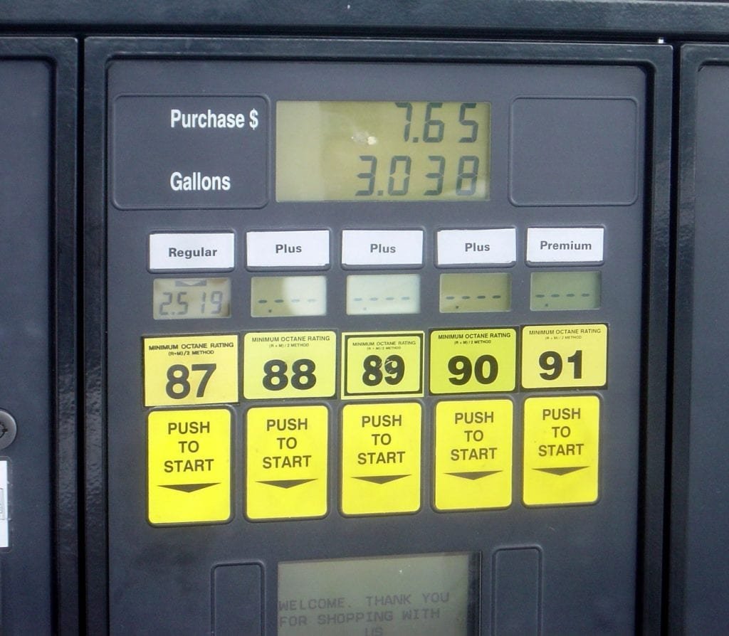 Surtidor de gasolina con diferentes opciones de octanaje de la gasolina, desde 87 hasta 91