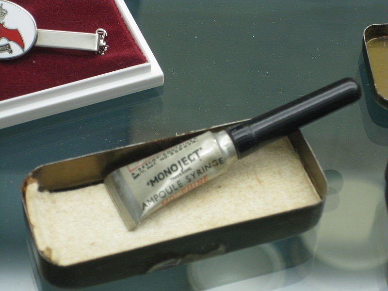 Una ampolla de morfina con aguja integral para uso inmediato. También conocido como "syrette". De la Segunda Guerra Mundial. Expuesta en el Museo de Servicios Médicos del Ejército.