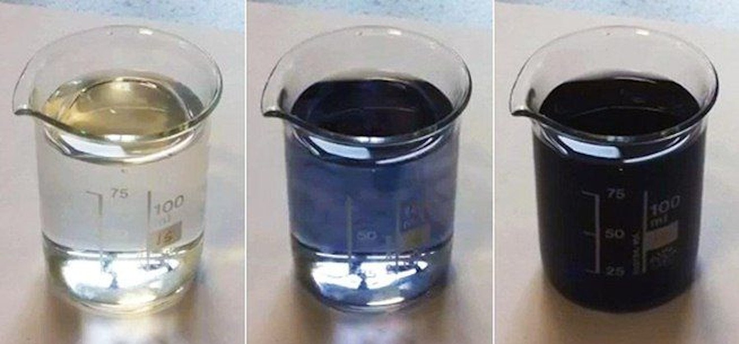 Реакция в стакане воды. Йод в стакане. Химический опыт йод и крахмал. Нефть в стакане. Реакция крахмала с йодом опыт.