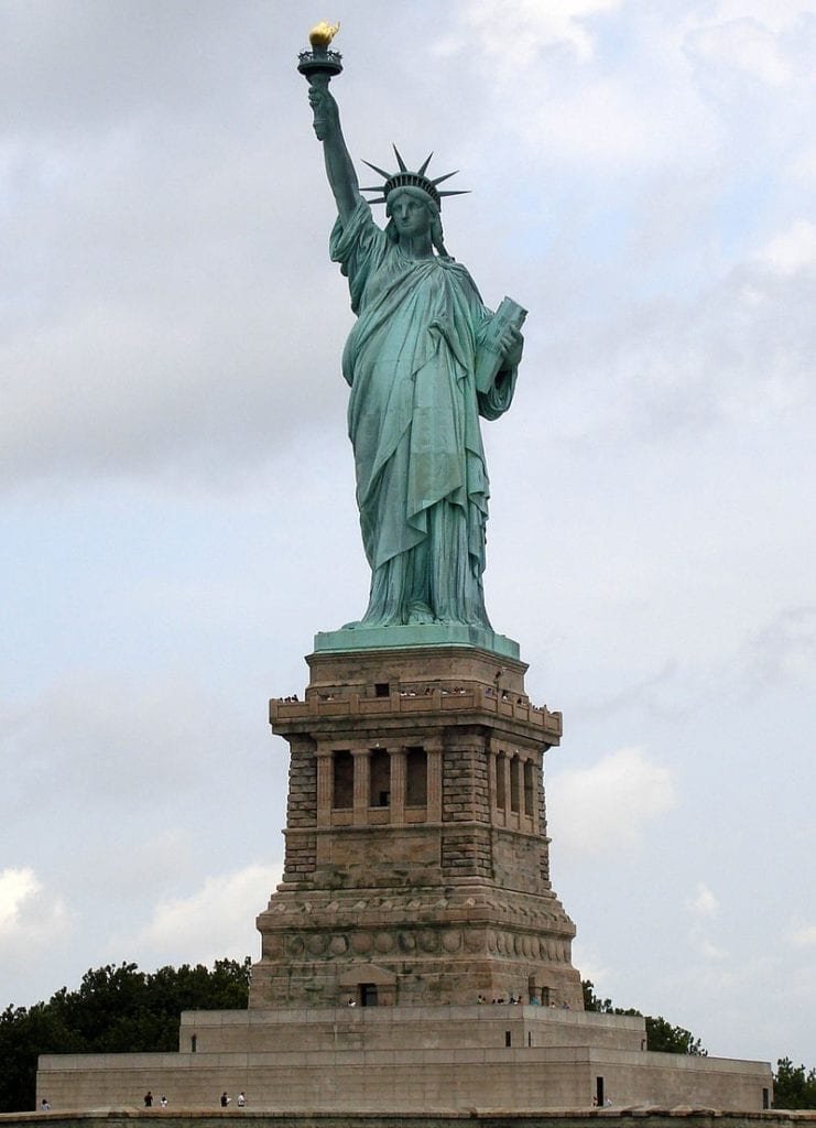 La Estatua de la Libertad, que muestra una avanzada oxidación; el cardenillo es responsable del icónico color verde de la estatua.