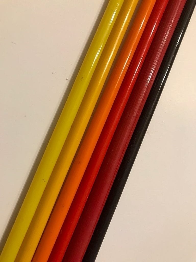 Vidrio de borosilicato coloreado con compuestos de cadmio.