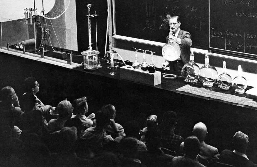 Haagen-Smit dando una conferencia sobre el smog, alrededor de 1960.