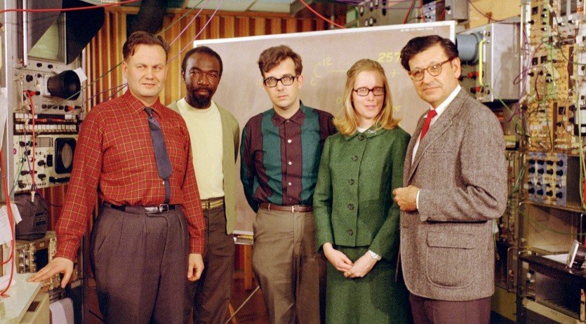 El equipo del laboratorio de Berkeley que descubrió los elementos 104 y 105, en abril de 1969. Desde la izquierda: Matti Nurmia, James Harris, Kari Eskola, Pirkko Eskola, y Albert Ghiorso.