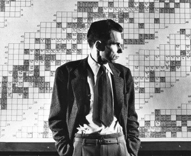 Preparándose para la guerra: el químico Glenn Seaborg participó en el descubrimiento de 10 elementos hechos en laboratorio y es el homónimo del elemento 106, un honor que suscitó una controversia geopolítica en su momento. Seaborg está fotografiado aquí frente a una tabla de isótopos, 1946
