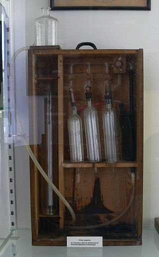 Aparato de gas de Orsat con tres pipetas de gas para determinar el contenido de dióxido de carbono en el gas de horno de cal (utilizado en la producción de azúcar de remolacha); Museo del Azúcar de Berlín