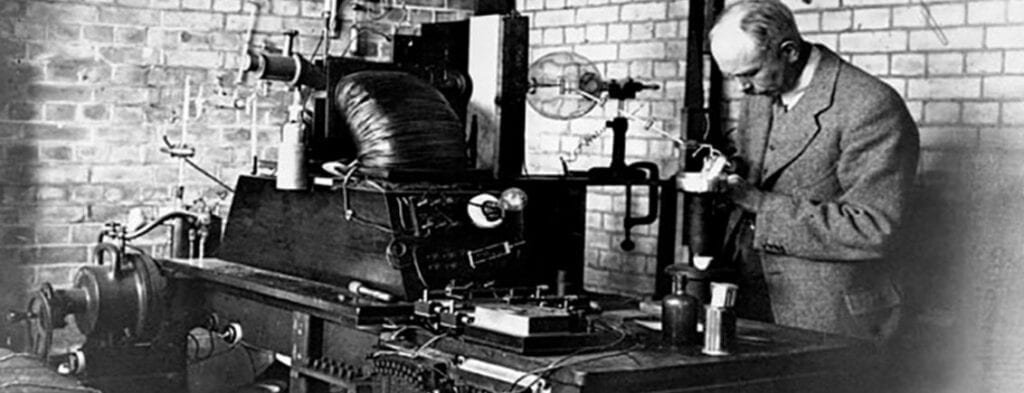Francis W. Aston con el primer espectrógrafo de masas que se instaló en el Laboratorio Cavendish de la Universidad de Cambridge, Reino Unido, en 1919.