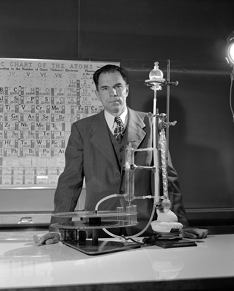 Seaborg en 1950, con la columna de ilusión del intercambiador de iones de elementos actínidos.