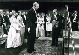 Jaroslav Heyrovský recibiendo el premio Nobel