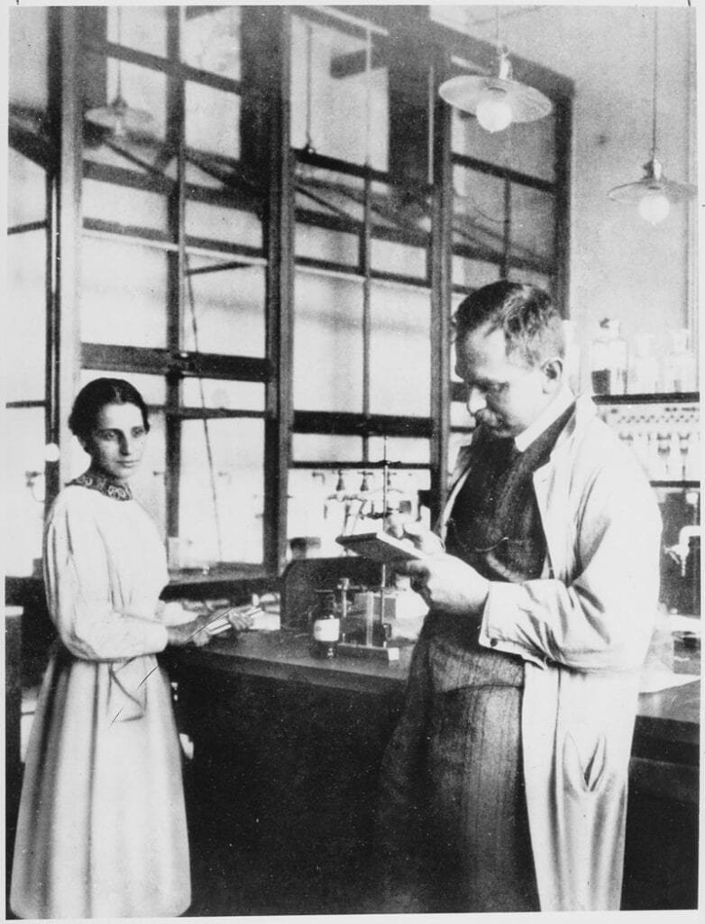 Otto Hahn y Lise Meitner, 1913, en el laboratorio químico del Instituto Químico Kaiser Wilhelm. Cuando un colega que ella no reconoció dijo que se habían conocido antes, Meitner respondió: "Probablemente me confundes con el profesor Hahn.