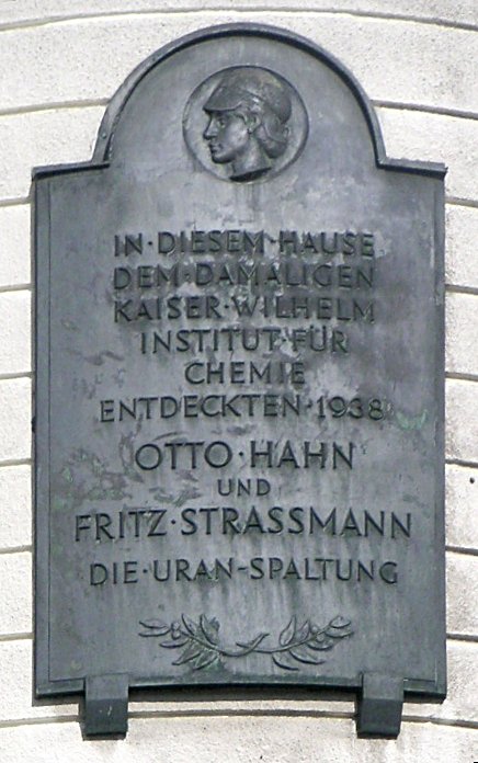 Placa conmemorativa del descubrimiento de la fisión por Hahn y Strassmann en Berlín (inaugurada en 1956)