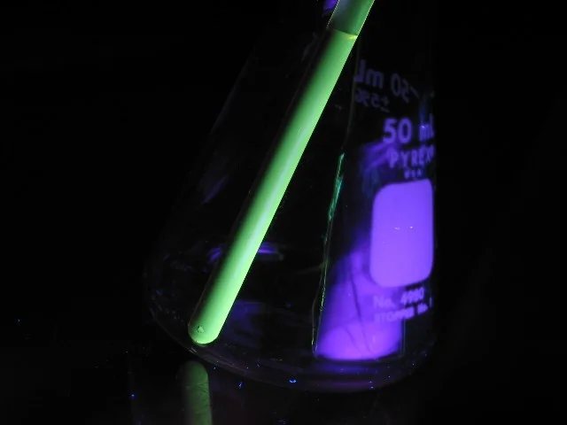 Los politiofenos muestran interesantes propiedades ópticas resultantes de su columna vertebral conjugada, como lo demuestra la fluorescencia de una solución de politiofeno sustituido bajo irradiación UV
