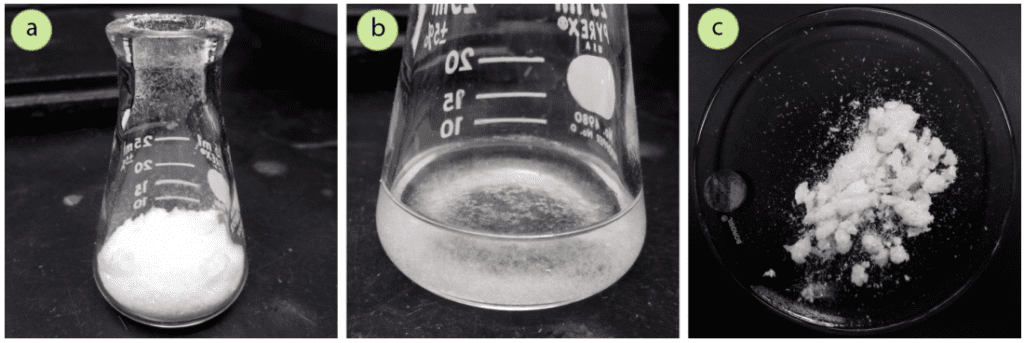 Figura 1: a) Muestra inicial de ácido trans-cinámico, b) Cristalización utilizando metanol/agua, c) Ácido trans-cinámico cristalizado.