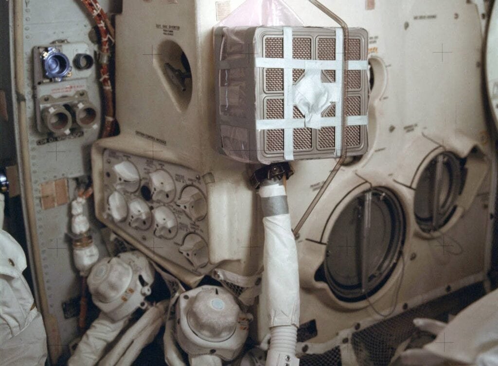 Recreación del montaje de reciclado de aire hecho por los astronautas