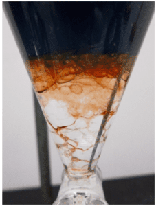 Figura 3: Emulsión formada entre diclorometano y salmuera (con colorante alimentario).