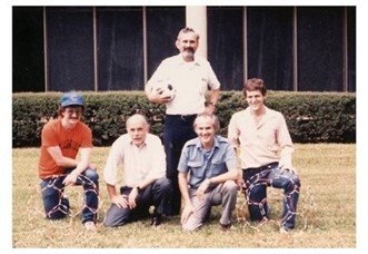 El equipo que descubrió los fullerenos frente al edificio de ciencias espaciales de la Universidad de Rice. De izquierda a derecha: Sean O'Brien, Richard Smalley, Robert Curl, Harry Kroto y James Heath.