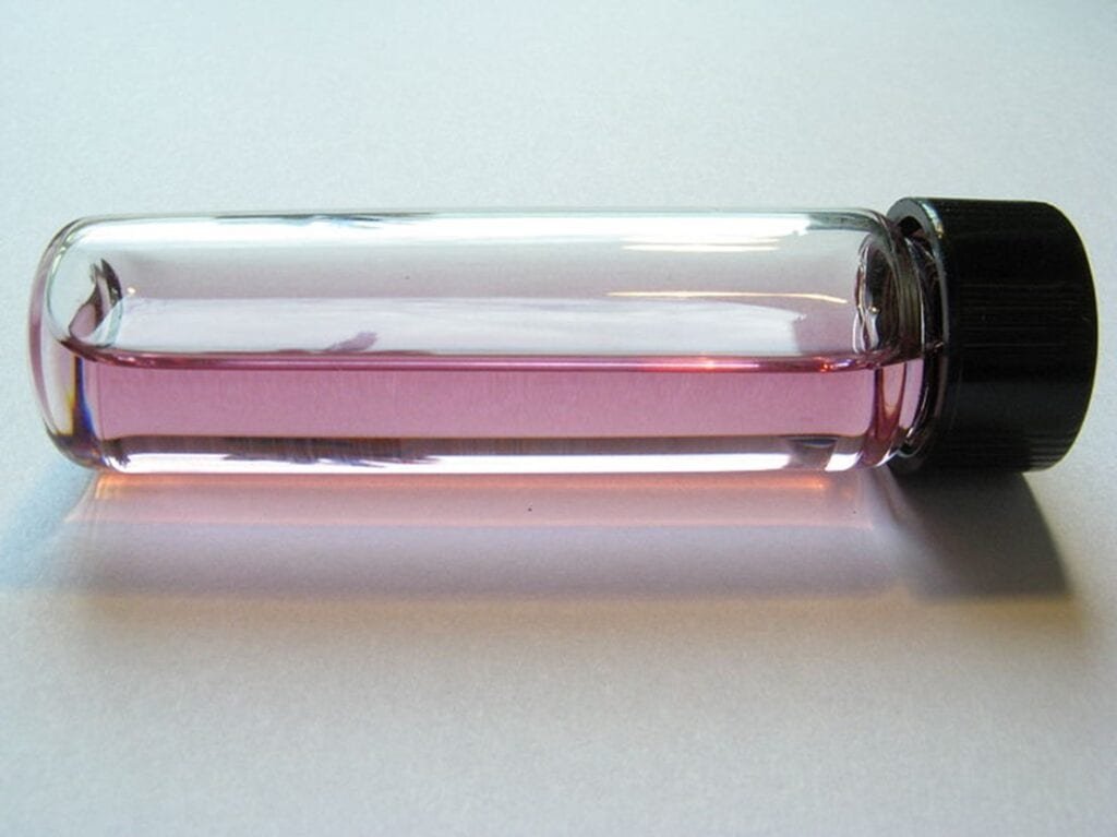 C60 en solución, su color característico es rosado y puede emplearse para diferenciarlo de otros fullerenos