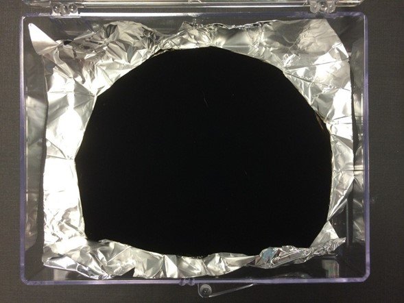 El Vantablack retiene el 99,965% de la luz que incide sobre su superficie atrapante, haciendo que parezca un agujero de gusano hacia un rincón remoto del espacio profundo. (Crédito de la foto: Surrey NanoSystems)