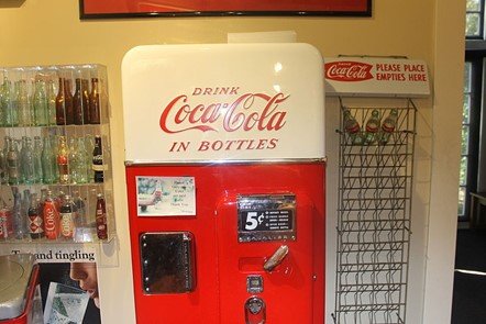 Antigua máquina expendedora de Coca-Cola en el Biedenharn Museum and Gardens, Luisiana