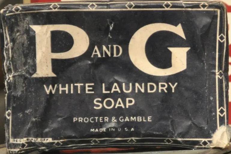 Jabón blanco de lavandería producido por Procter & Gamble, uno de los pioneros en la historia del jabón en producción comercial