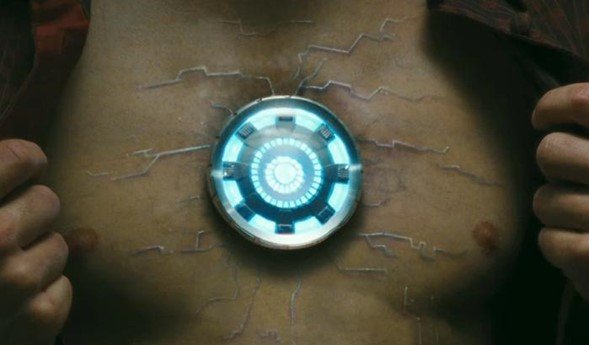 Tony Stark, interpretado por Robert Downey Jr, es afectado por el reactor Ark en su pecho en Iron Man 2