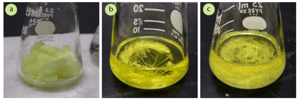 Figura 8: a) Muestra original de benzil (1,8 g), b) Cristalización utilizando la cantidad mínima de etanol caliente necesaria para disolver la muestra, c) Cristalización utilizando el doble de la cantidad mínima de disolvente caliente.