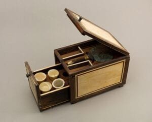 Caja de cosméticos del copero Kemeni. Egipto, Reino Medio, dinastía 12, reinado de Amenemhat IV, ca. 1814-1805 a.C. Cedro, con chapa de ébano y marfil y montaje de plata