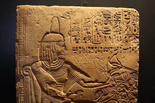 Fragmento de un relieve en piedra caliza procedente de una tumba egipcia en Menfis. Dinastía XVIII, 1550-1307 a.C. (Museos Vaticanos, Roma). Obsérvese la peluca usada