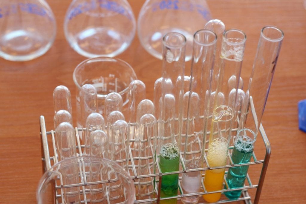 El material de laboratorio de vidrio o glassware es uno de los más empleados y reconocidos