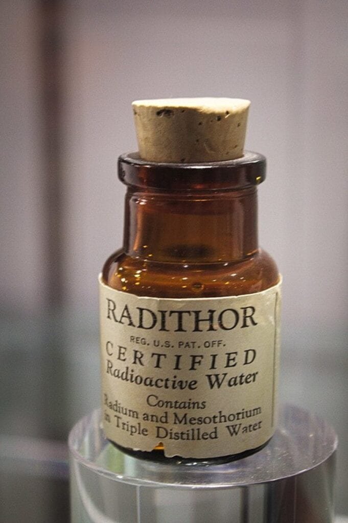 Una botella de Radithor en el Museo Nacional de Ciencia e Historia Nuclear de Nuevo México, Estados Unidos.