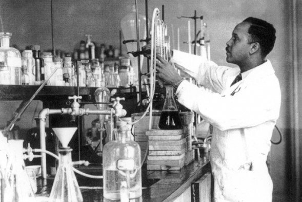 bajando en un laboratorio de la Universidad DePauw, hacia 1930.