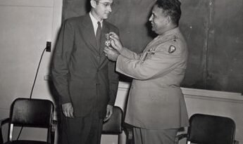 El general Leslie R. Groves entrega a Joseph W. Kennedy la Medalla al Mérito