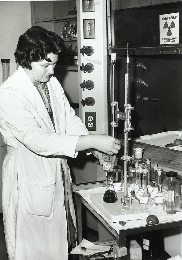 Mary Lowe Good en su laboratorio
