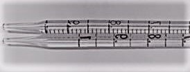 La diferencia entre la marca de calibración de la pipeta Serological (arriba) y la Mohr (abajo)