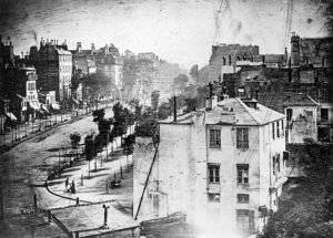 La primera fotografía fidedigna de personas, Vista del bulevar del Temple, fue tomada por Daguerre una mañana de primavera de 1838 desde la ventana del Diorama, donde vivía y trabajaba. Lleva la leyenda huit heures du matin (traducción: las ocho de la mañana)