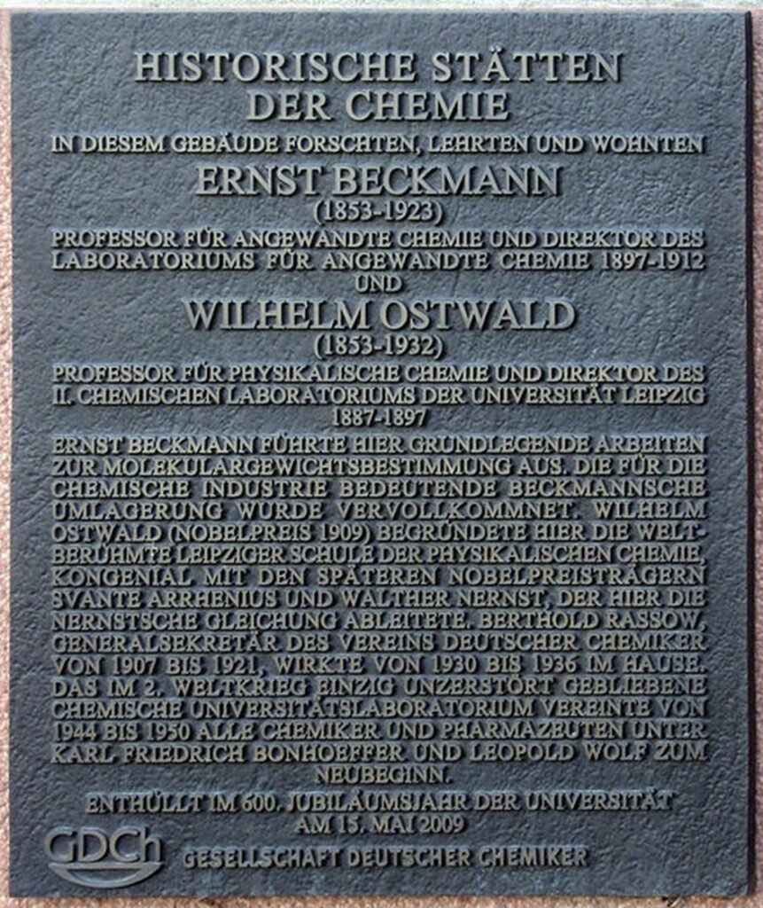 Placa conmemorativa "Lugares históricos de la química" de la GDCh en honor a Ernst Beckmann y Wilhelm Ostwald en el antiguo Laboratorio de Química Aplicada de la Universidad de Leipzig, Leipzig, Brüderstraße 34