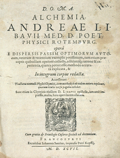 Portada de Alchemia considerado el primer texto sobre química de la historia debido a la descripción de procedimientos para la obtención de algunos compuestos