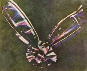 La primera fotografía en color realizada por el método de los tres colores sugerido por James Clerk Maxwell en 1855, tomada en 1861 por Thomas Sutton. El sujeto es una cinta de color, normalmente descrita como una cinta de tartán.