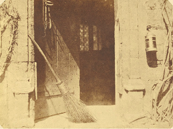 William Henry Fox Talbot, The open door, 1844. Impresión en papel salado a partir de un negativo de calotipo, 14,9 × 16,8 cm. Fotografiada en la Abadía de Lacock. Museo J. Paul Getty, Los Ángeles.